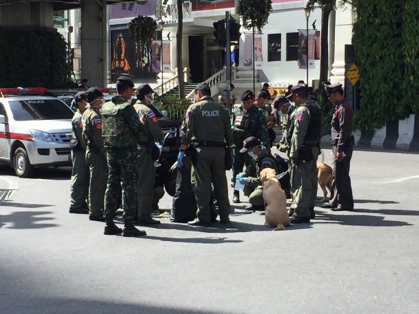 Agentes tailandeses recogen pruebas en el escenario del ataque del lunes. (Mónica G. Prieto)