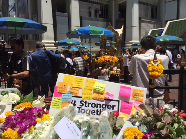 Flores, ofrendas y pancartas recuerdan a las víctimas.