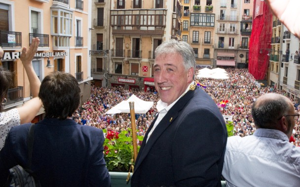 Joseba Asiron, en una Plaza Consistorial abarrotada de pamploneses tras tomar el bastón de alcalde. / Muñiz/Ripalda