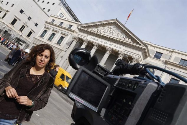 La ya exdiputada por UPyD Irene Lozano, ayer, compareciendo ante los medios a las puertas del Congreso para informar de su fichaje para las listas del PSOE en las próximas elecciones generales. / Javier Lizón (Efe)
