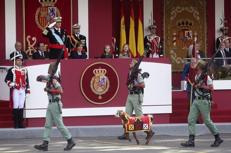 La Legión, con su símbolo en el centro de la imagen, desfilando ayer durante el Día de la Fiesta Nacional por el centro de Marid. / Javier Lizón (Efe)