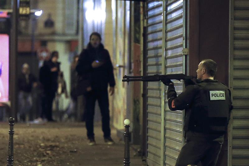 Atentados_París_policía_fusil