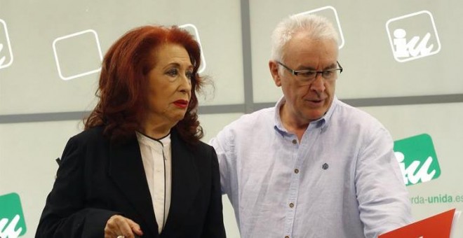 Lidia Falcón, junto a Cayo Lara, el pasado mes de cuando anunció la incorporación de ... a Izquierda Unida. / Efe