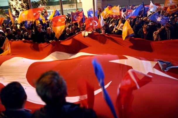 Partidarios del partido de Tayip Erdogán celebran la victoria electoral en medio de un clima de efervescencia nacionalista. / Cem Turkel (Efe)
