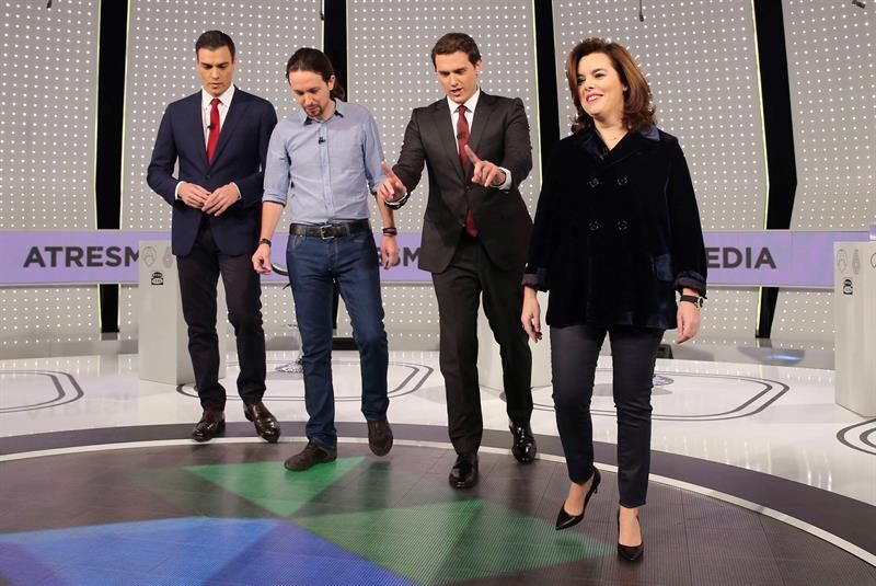 De derecha a izquierda, Soraya Sáenz de Santamaría, Albert Rivera, Pablo Iglesias y Pedro Sánchez tras el debate celebrado en Antena 3 pasado lunes. / Ballesteros (Efe)