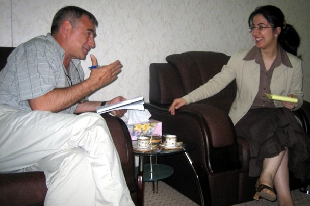 Entrevistando en 2006 a Chinar Saad Abdula, ministra de víctimas del genocidio en Arbil (Irak). / Cuartopoder