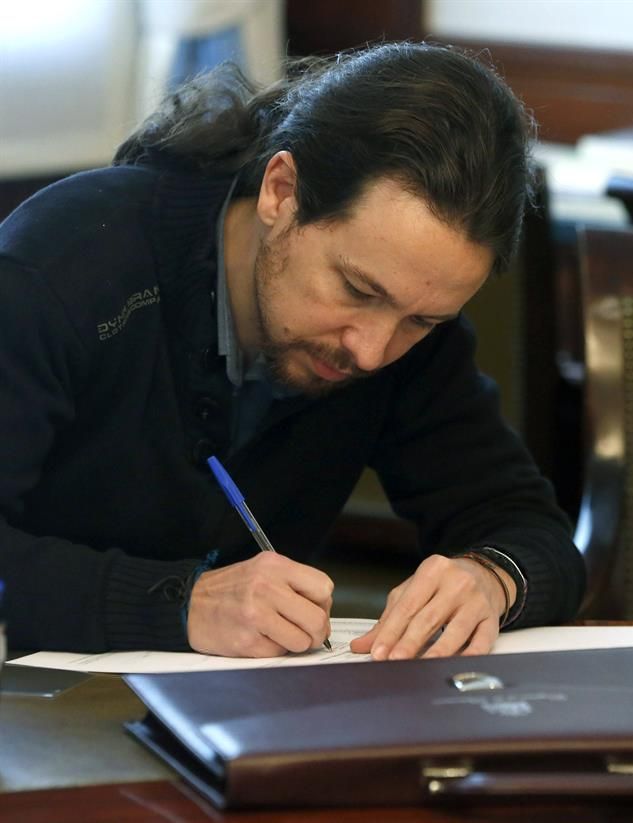 Pablo Iglesias, ayer, recogiendo su acta de diputado en el registro del Congreso. / J. J. Guillén (Efe)