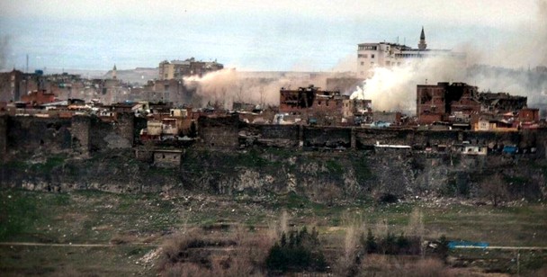 Vista general de las murallas de Diyarbakir, en el sureste de Turquía, con claros signos de los combates. / Firat News