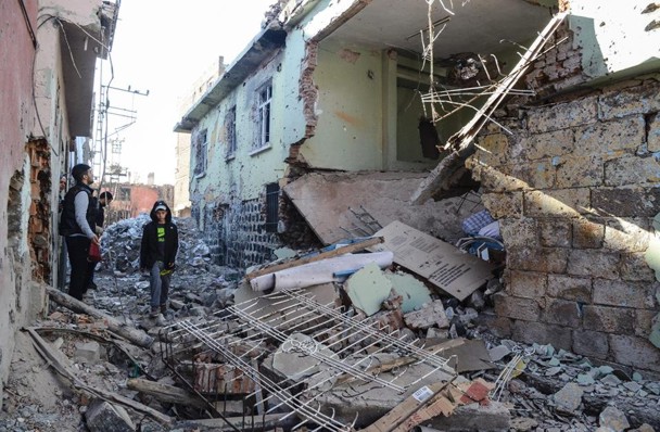 En la foto se aprecia una de las casas antiguas destruidas. / Roarmag.org