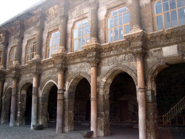 Fachada antigua de la Gran Mezquita, situada en el centro del casco antiguo. / Manuel Martorell