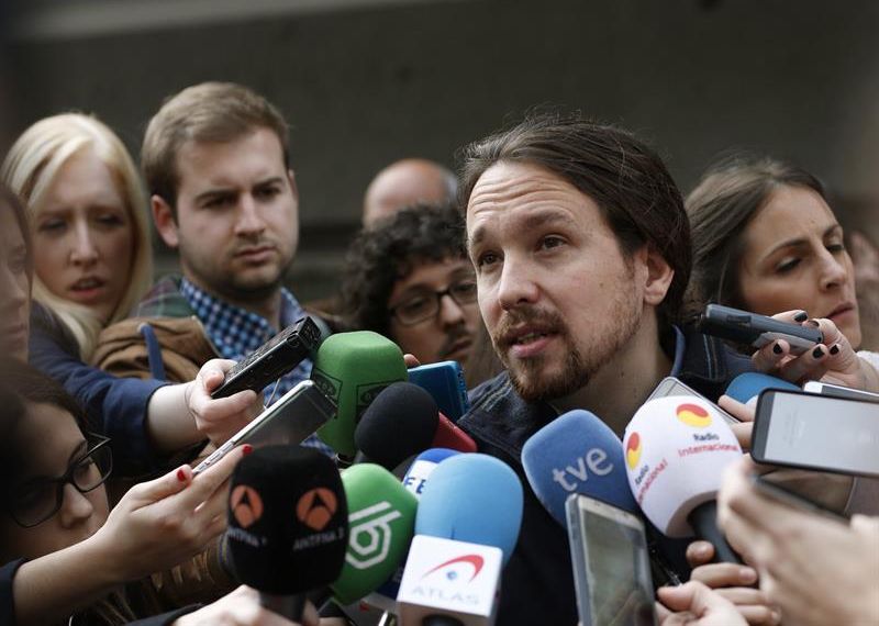 Pablo Iglesias, esta mañana, atendiendo a la prensa momentos antes de participar en la presentación del libro de Carlos Ferández Liria en la Complutense. / Javier Lizón (Efe)