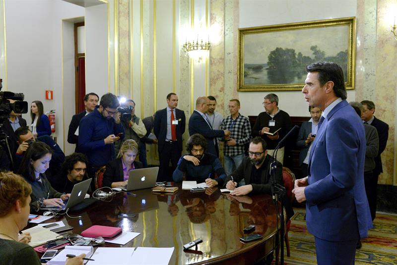 José Manuel Soria, esta tarde, compareciendo ante los periodistas en una de las salas del Congreso. / Fernando Villar (Efe)