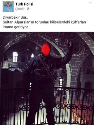 Fotografía de un soldado en una iglesia armenia de Diyarbakir asegurando haber "puesto de rodillas a los infieles". / Armenianweekly