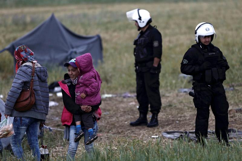 Dos policías griegos, esta mañana, durante las labores de desalojo del campamento.