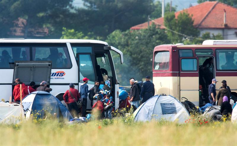 Fotografía tomada desde Gevgelia (Macedonia) que muestra los autobuses utilizados en el desalojo del campamento de refugiados de Idomeni. / Georgi Licovski (Efe)