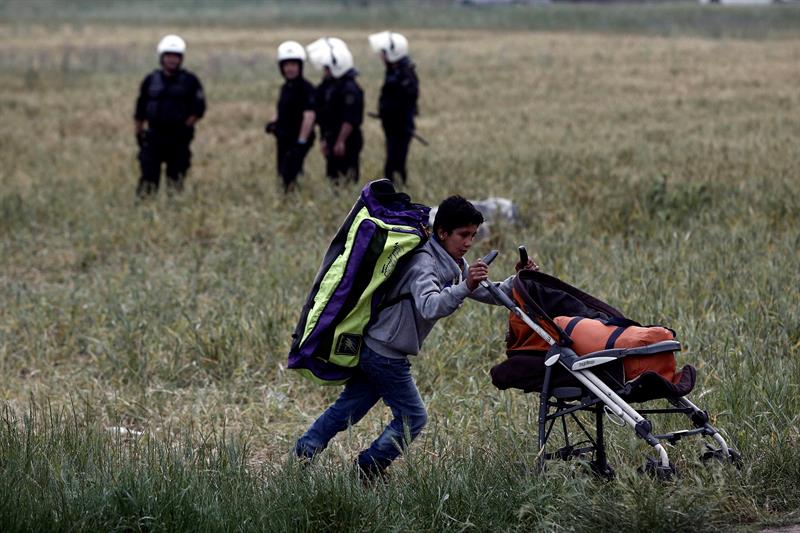 Un joven, carga con sus pertenencias durante el desalojo de Idomeni.