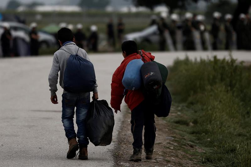 Salida de refugiados del campo improvisado de Idomeni, situado en la frontera entre Grecia y Macedonia.