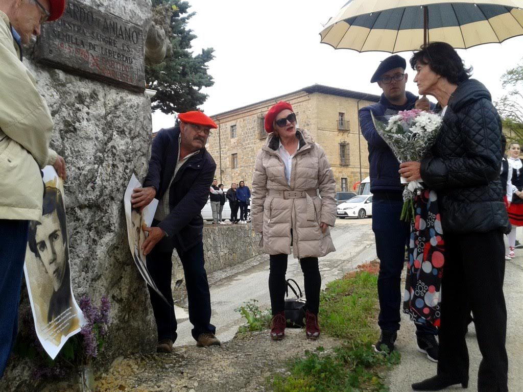 María Teresa de Borbón-Parma se acerca con unas flores al monolito dedicado a Aniano y Ricardo este sábado. / Manuel Martorell