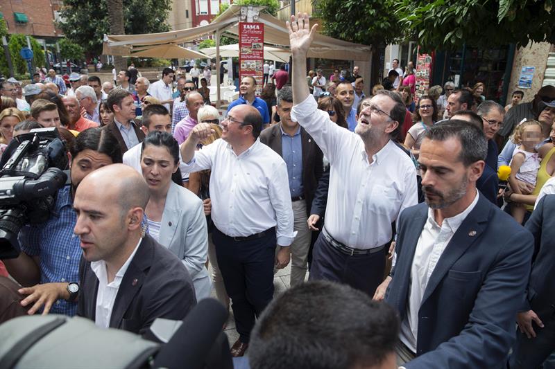 Mariano Rajoy y el presidente de Murcia, Pedro Antonio Sánchez, ayer en Molina de Segura. /Marcial Guillén (Efe)