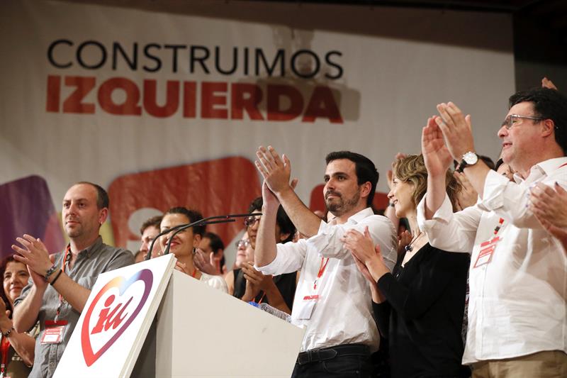 Alberto Gazón, en el centro de la imagen, tras cerrar con su discurso como nuevo coordinador federal la XI Asamblea de IU. / Foto: Fernando Alvarado (Efe)