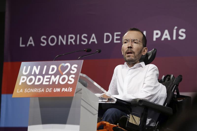 El secretario de Organización de Podemos, Pablo Echenique, durante su comparecencia tras la reunión el pasado lunes, del Consejo de Coordinación de Podemos para analizar los resultados electorales. J. J. Guillén (Efe)