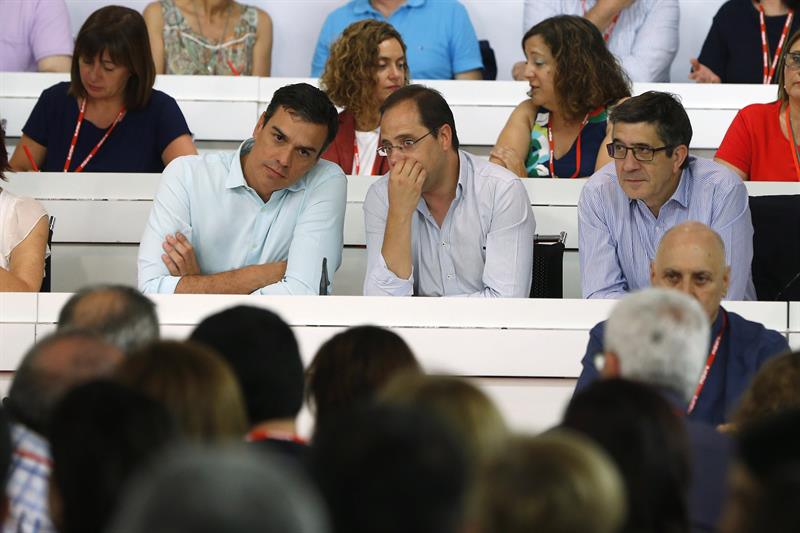 Pedro Sánchez junto a César Luena y Patxi López el pasado día 9 de julio en la reunión del Comité Federal del PSOE / Juan Carlos Hidalgo (Efe)