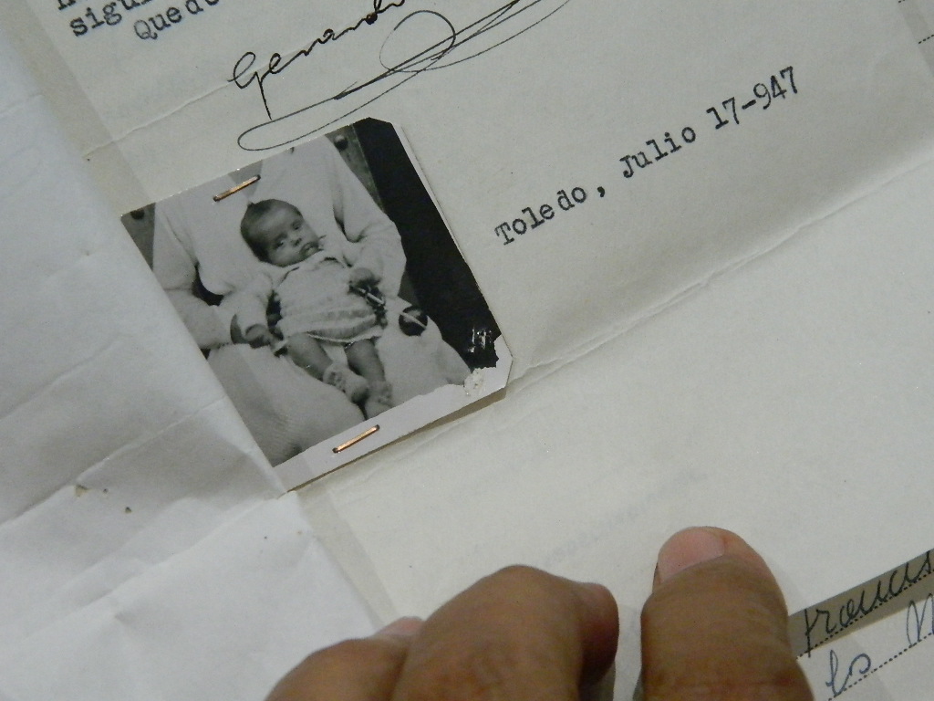 Foto que acompaña el documento de entrega del bebe al cura. / L.D.