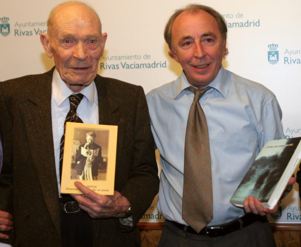 El irlandés Bob Doyle, que sufrió los interrogatorios y mediciones biométricas del doctor Nágera y elementos de la Gestapo, con Luis Díez en 2006./ Inma Mesa