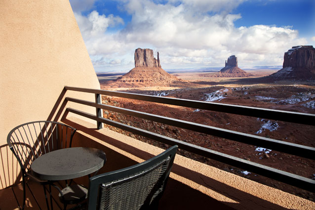 La vista desde la habitación del hotel The View en Monument Valley en Utah ofrece un espectáculo inigualable de sus monumentales rocas rojizas de arenista, hogar de los indios Navajos.