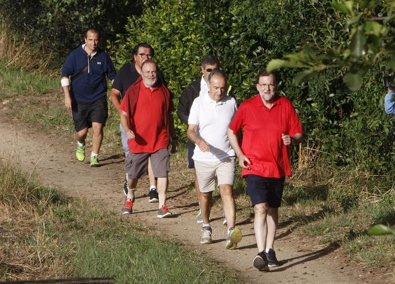 Mariano Rajoy, seguido por José Benito Suárez, marido de la presidenta del Congreso, Ana Pastor, y unos amigos, en su recorrido por la ruta del río Umia, situada en el municipio de Ribadumia (Pontevedra). / Salvador Sas (Efe) 