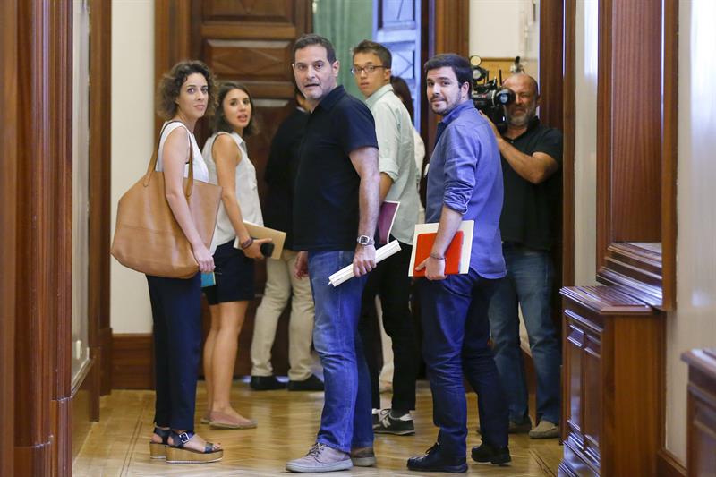 El líder de Izquierda Unida, Alberto Garzón, acompañado de Alexandra Fernández, de En Marea, y el portavoz parlamentario de Podemos, Íñigo Errejón, entre otros, a la salida de la reunión de la Junta de Portavoces de ayer en el Congreso, previa al debate de investidura que se inicia hoy. / Kiko Huesca (Efe)
