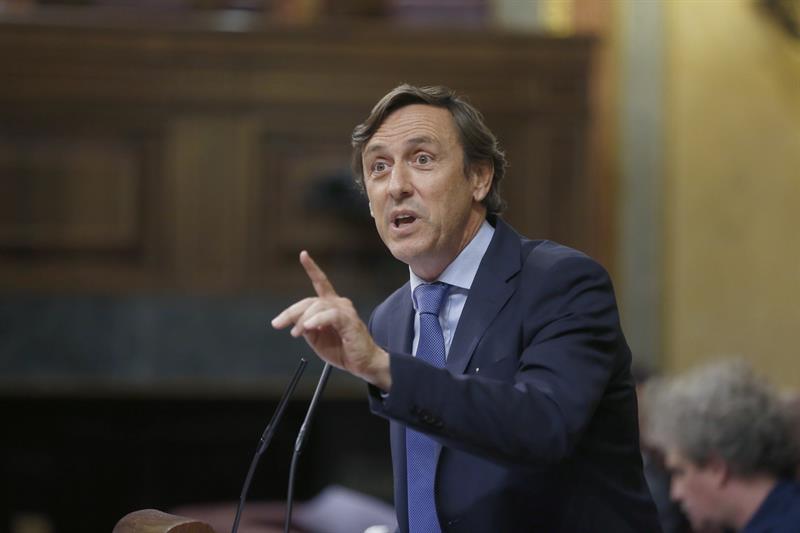 El portavoz del PP en el Congreso, Rafael Hernando, durante su intervención el pasado 31 de agsoto en la segunda sesión del debate de investidura. /Juan Carlos Hidalgo (Efe)