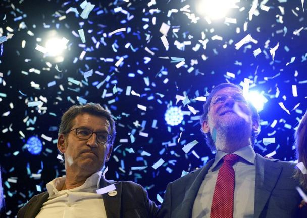 Alberto Núñez Feijóo junto a Mariano Rajoy, la pasada madrugada, durante el acto de cierre de campaña que el PP ha celebrado en Vigo. / Salvador Sas (Efe)