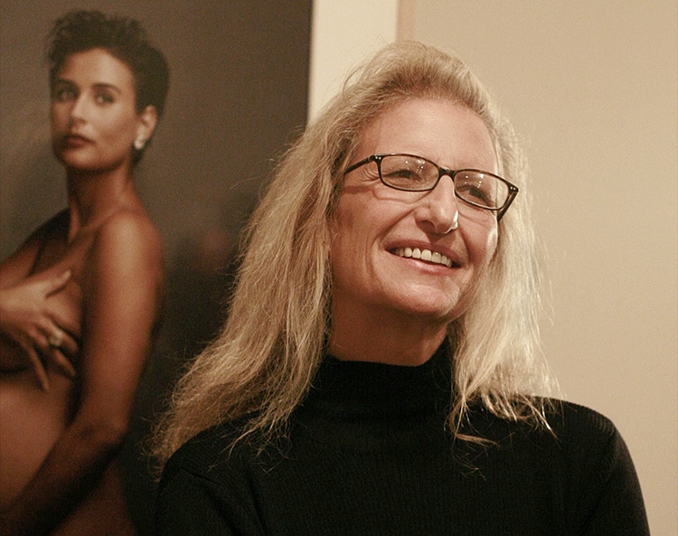 Annie Leibovitz, ante su retrato de Demi Moore, en 2008/ Marc Silber (Wikipedia)