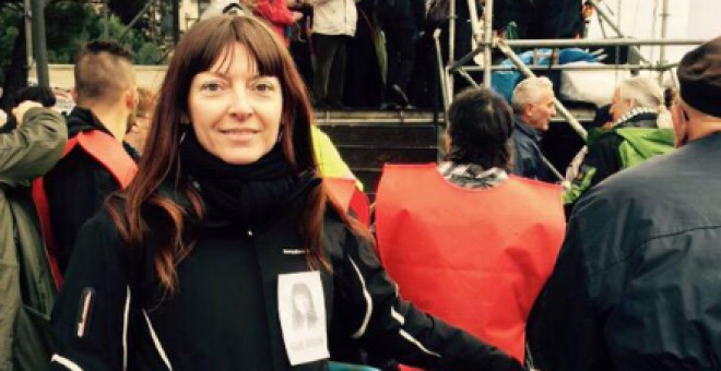 Raquel Tenías, con una pegatina de su campaña, en una manifestación. / Twitter