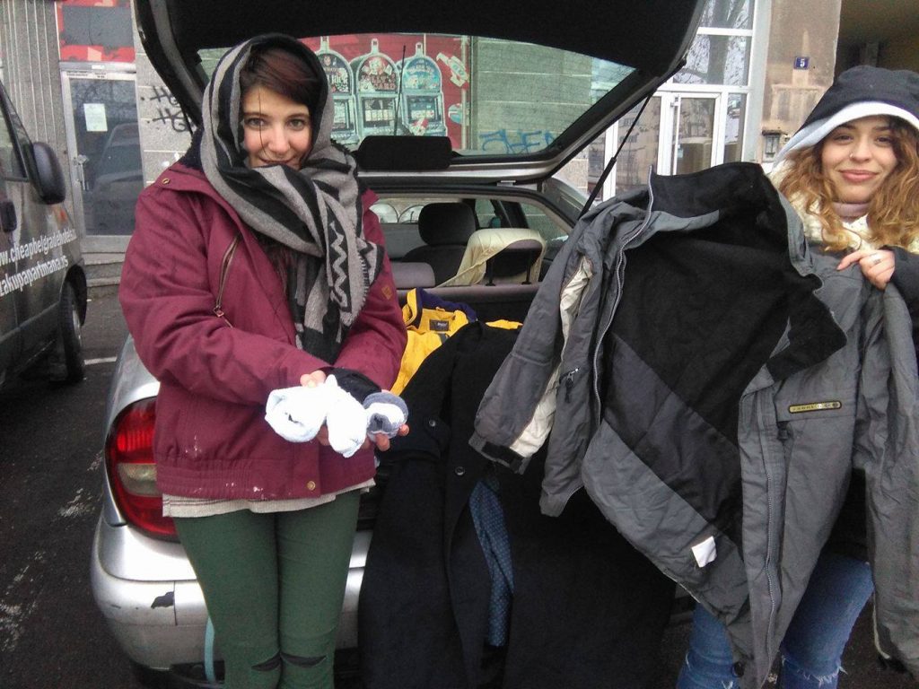 Voluntarias-de-Holes-in-the-borders-muestran-algunas-prendas-de-abrigo-para-los-refugiados-de-Belgrado