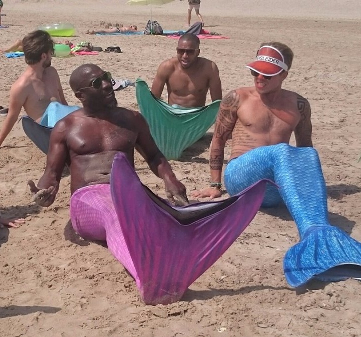 Escuela de sirenas: un grupo de 'tritones' en la playa.