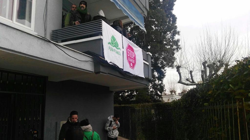 Activistas antidesahucios, en el balcón del piso de Fátima