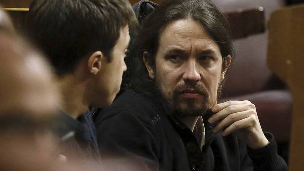 Podemos: el debate Pablo Iglesias escucha los razonamientso de Íñigo Errejón.
