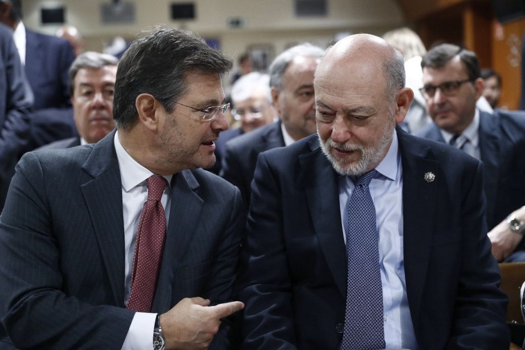 Rafael Catalá, ministro de Justicia, conversa con José Manuel Maza, fiscal general del Estado.