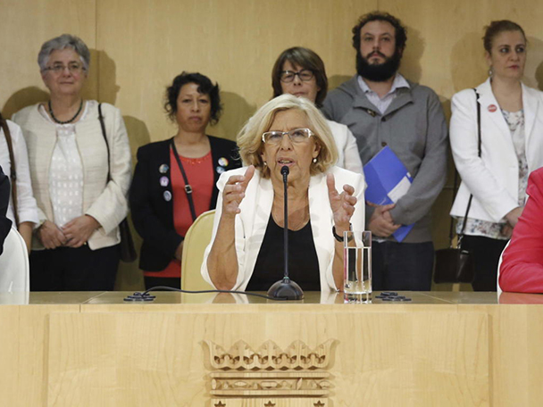 La alcaldesa de Madrid, Manuela Carmena, junto a varios concejales el año pasado.
