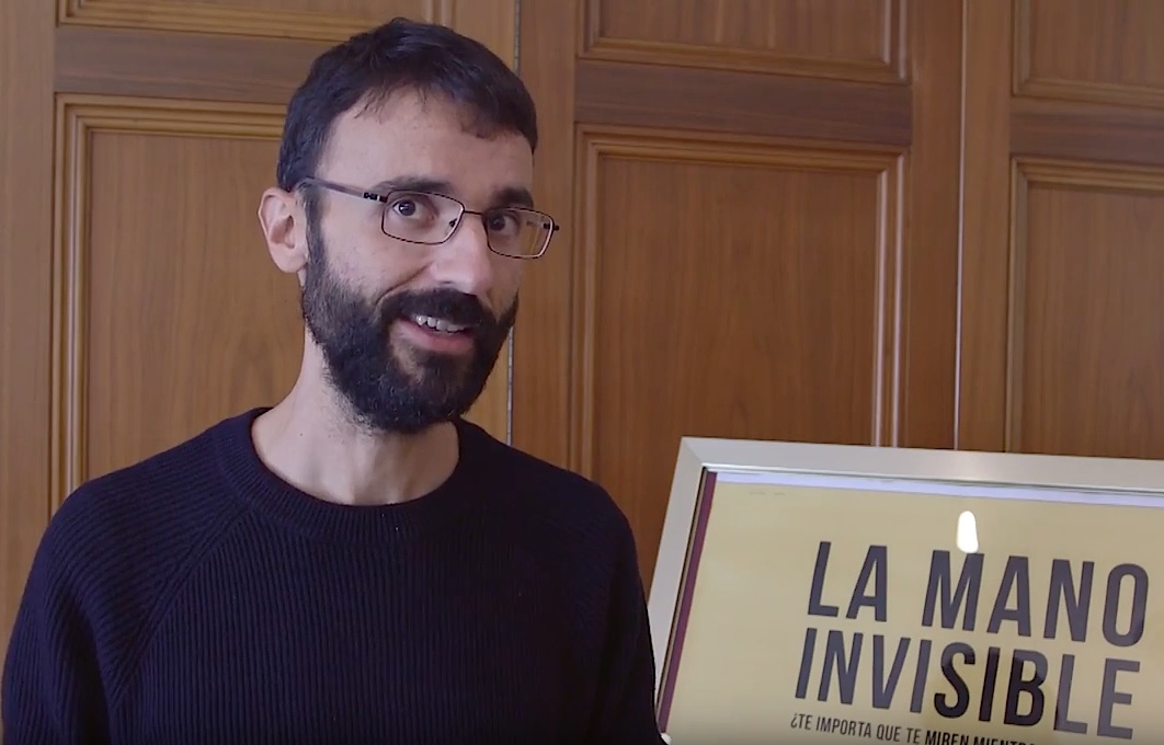 David Macián, junto a un cartel de su película