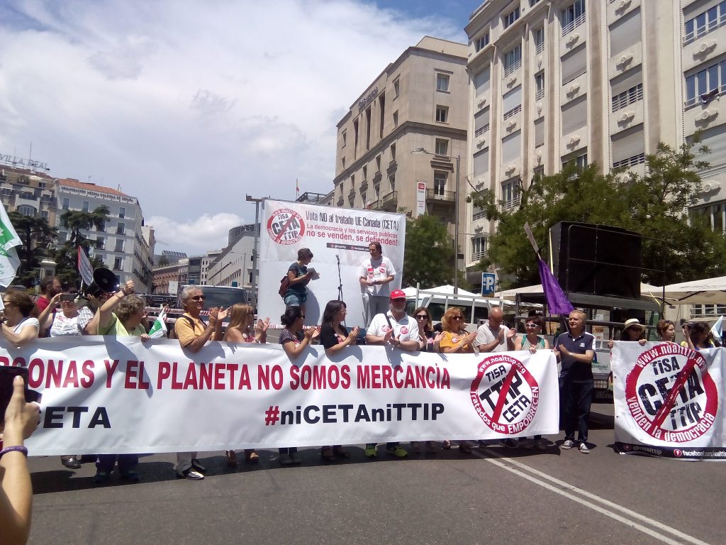Imagen de la lectura del manifiesto de la Plataforma No al TTIP a la llegada de la manifestación a las inmediaciones del Congreso de los Diputados.