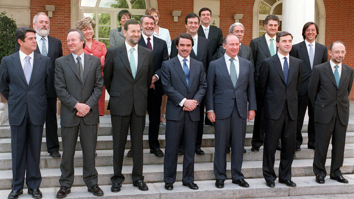 Año 2000, Aznar posa con su gobierno en la escalinata de la Moncloa