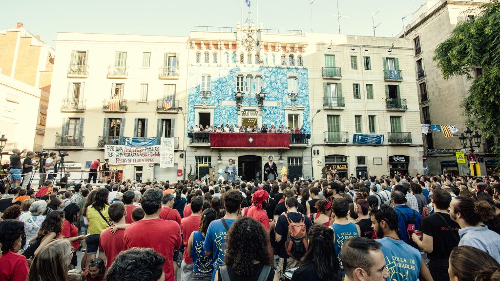 La gente se agolpaba el pasado 14 de agosto, para oír la lectura del pregón que declaraba abiertas las fiestas del barrio de Gràcia