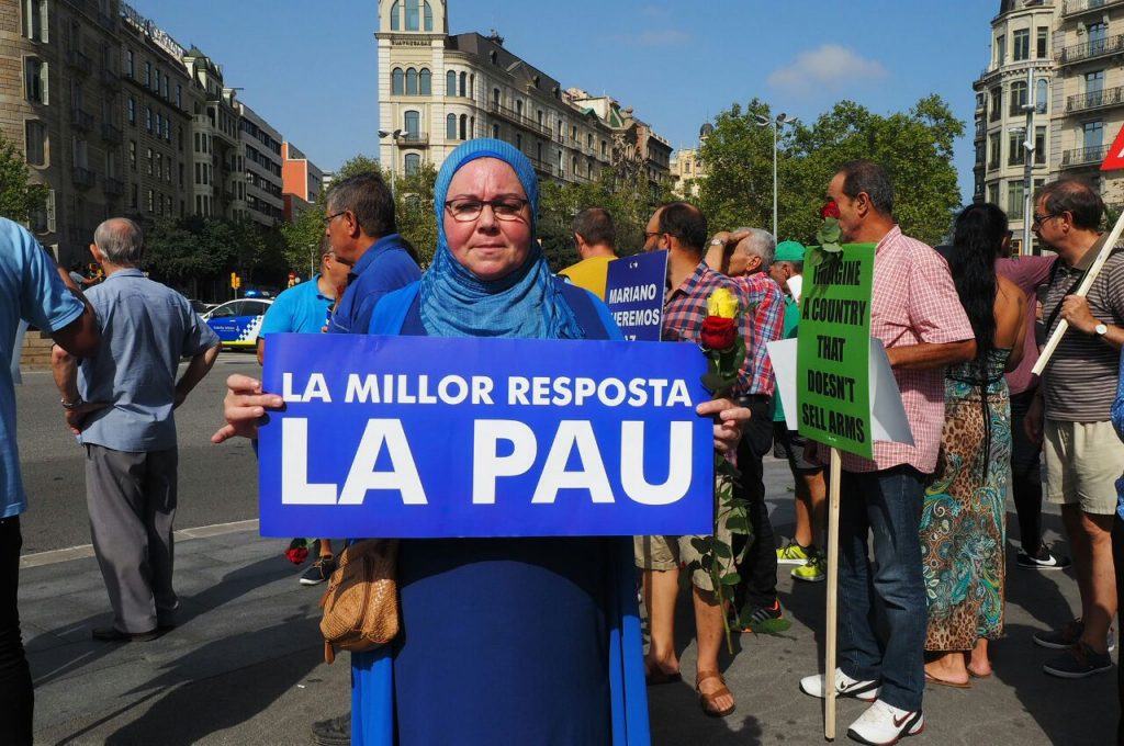 Apuestan por la paz. Una mujer de fe musulmana sostiene un cartel en el que se lee: "La millor resposta LA PAU" ("La mejor respuesta LA PAZ") momentos antes del inicio de la manifestación de Barcelona