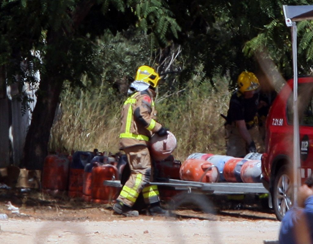 Los Bomberos retiran bombonas de butano de la casa donde se produjo la explosión en Alcanar (Tarragona).