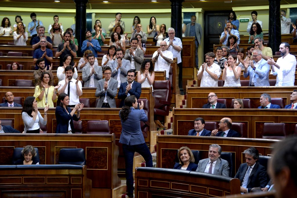 carta a una amiga socialista Pablo Iglesias, de espaldas, responde a la ovación de su grupo parlamentario