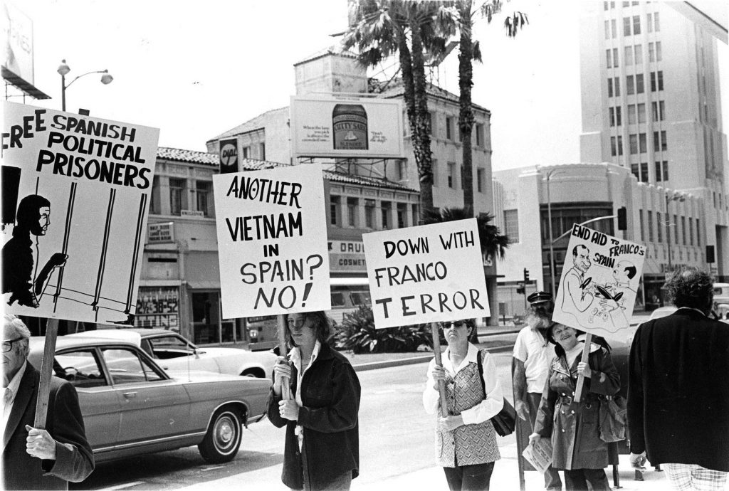 Manifestación frente al consulado español en Miami (EEUU), en los años 70, contra la represión de la dictadura franquista