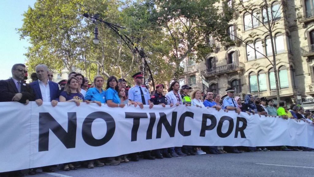Apuestan por la paz. La manifestación iba encabezaba por 75 representantes de las fuerzas del orden, cuerpos de emergencia, servicios de asistencia médica y colectivos de comerciantes, taxistas y floristas que, el 17 de agosto, socorrieron y dieron cobijo a las víctimas y a quienes huían de los terroristas